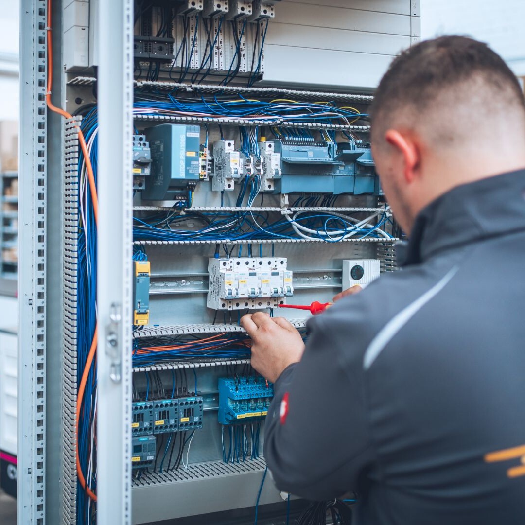Servicetechniker bei der Reparatur einer Anlage